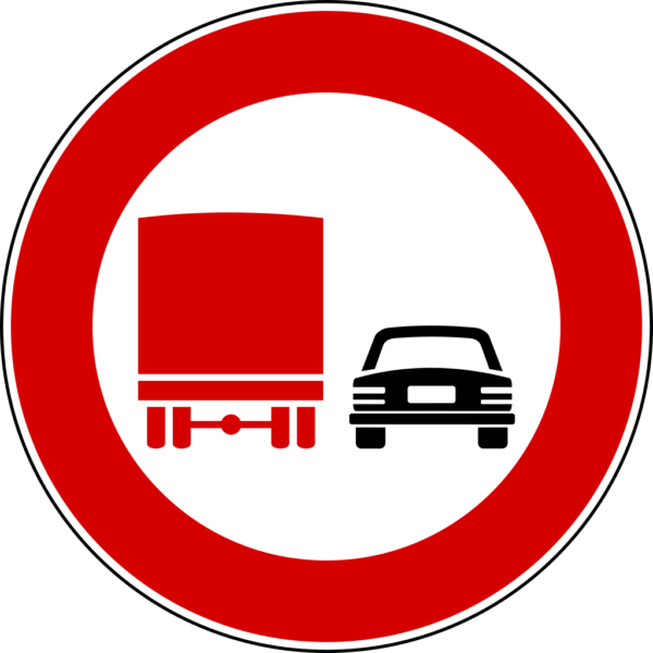 Segnale divieto di sorpasso per gli autocarri che superano 3,5 T